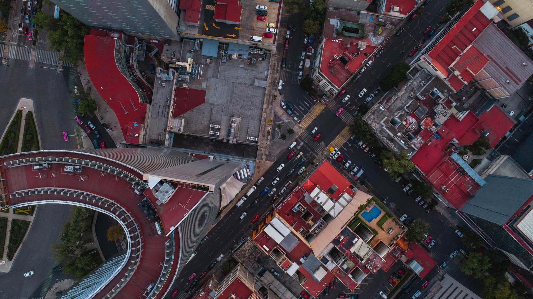 Straßenbild mit Gebäudefassaden in einer Innenstadt